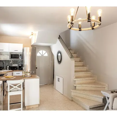 Anas Kiti Seaside Meneou