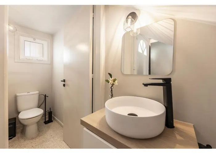 Anas Kiti Seaside Meneou