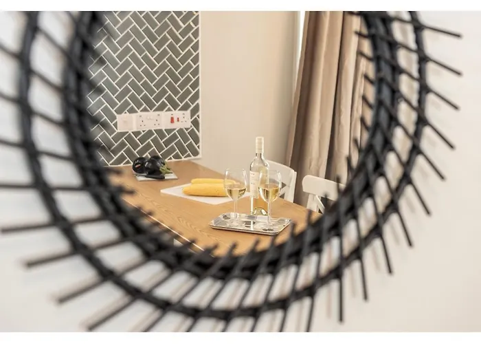 Anas Kiti Seaside Meneou